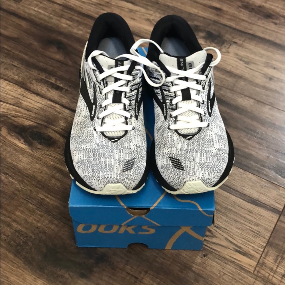 Women’s size 10 Brooks Adrenaline GTS 19